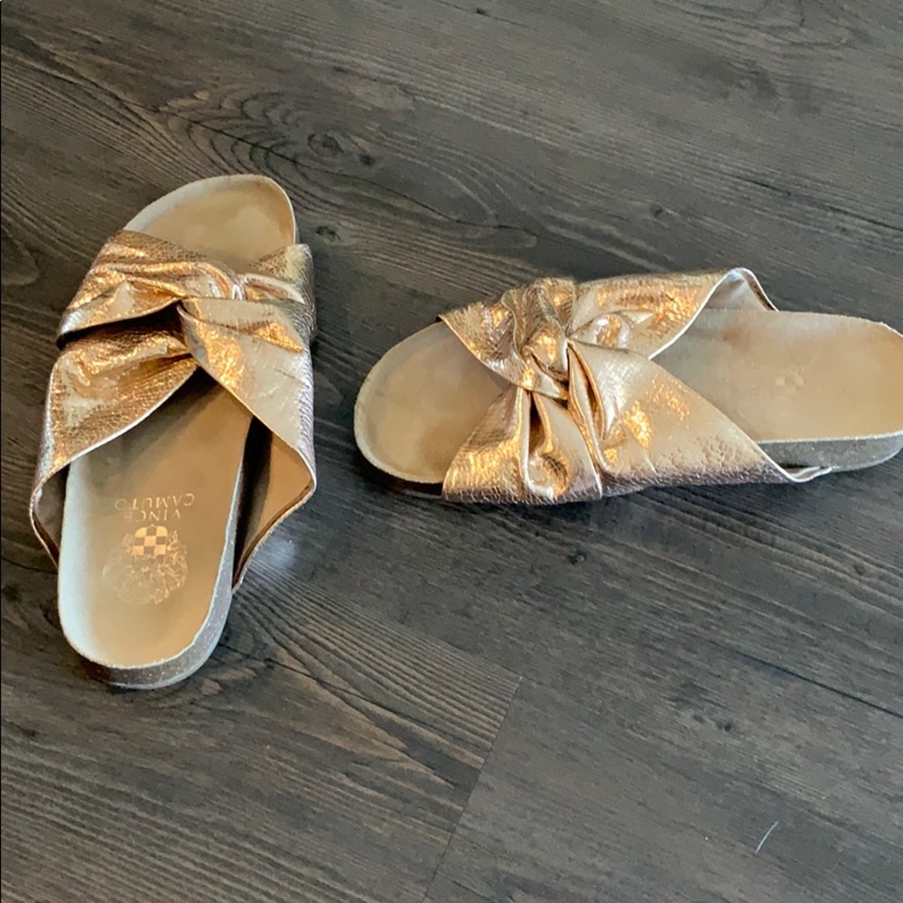 VINCE CAMUTO Sz 7 gold metallic sandals like new!